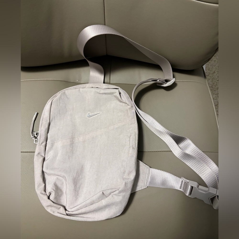 BNWT MEN'S NIKE AURA SLING MESSENGER-CROSSBODY BAG ADJUSTABLE #HF7038-009